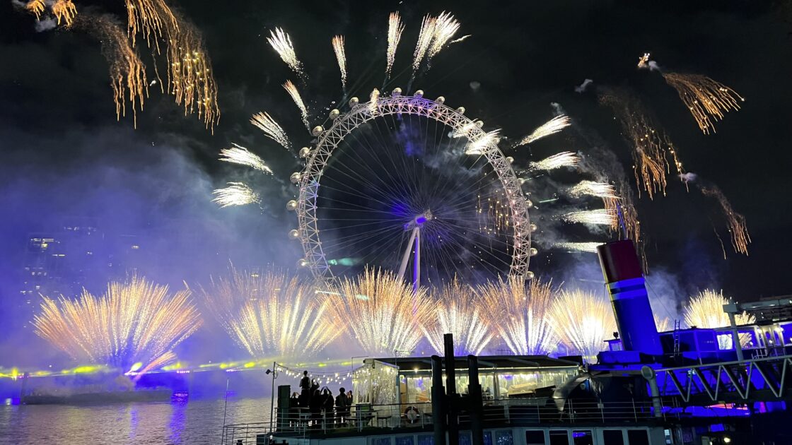 ビッグベンの鐘の音とともにロンドンアイから打ち上がる年越し花火