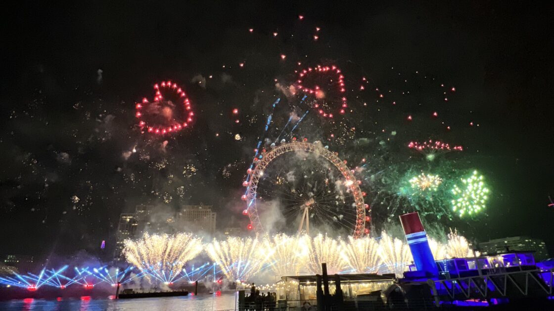 ブルーエリアの最前列から見たロンドンアイのカウントダウン花火