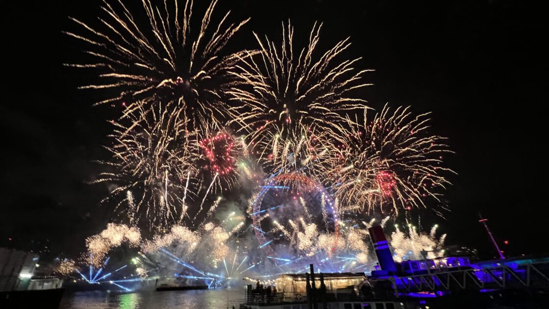 音楽に合わせてカラフルに打ち上がるロンドンの大晦日花火