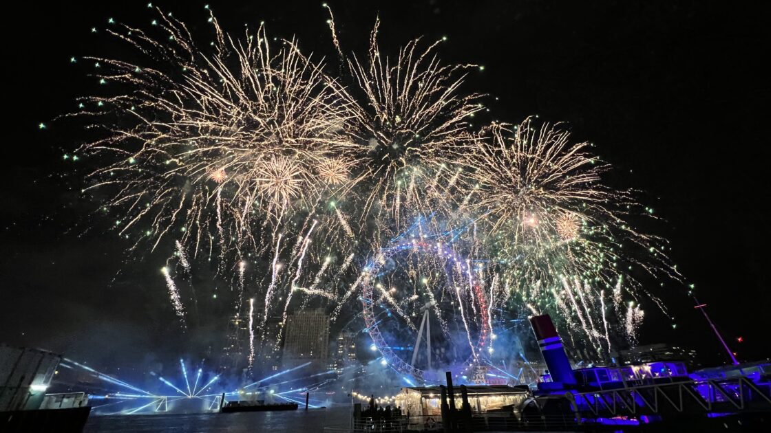 テムズ川の水面に反射するロンドン・カウントダウンの美しい花火
