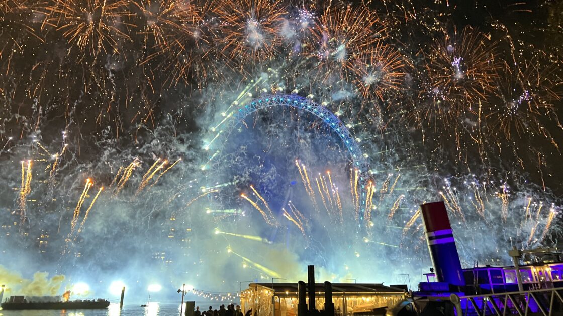 夜空を覆い尽くすほどの規模で打ち上がるロンドンアイの連発花火