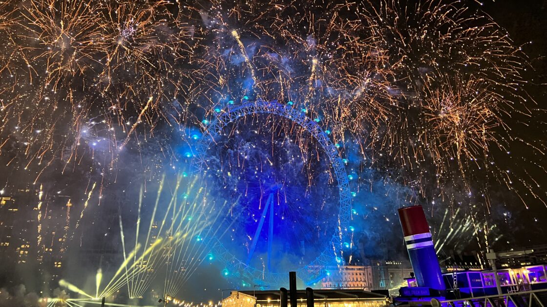 ロンドンの夜空を白く染めるほどのクライマックスの年越し花火