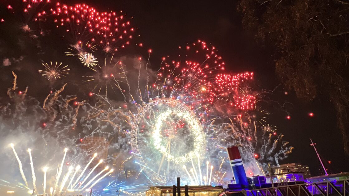 煙と光に包まれながらフィナーレを迎えるロンドン・カウントダウン花火