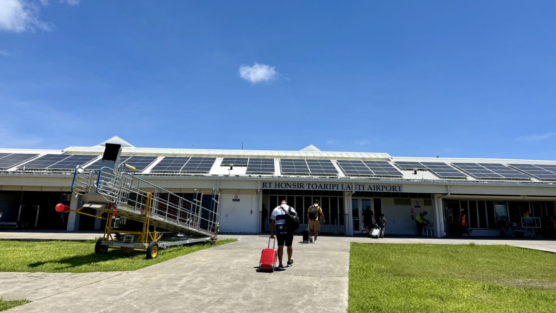 青空の下、滑走路側から見たツバルのフナフティ国際空港の建物