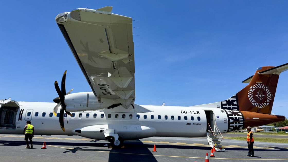 ツバルに到着しタラップを降りた際に撮影したフィジー・エアウェイズのプロペラ機