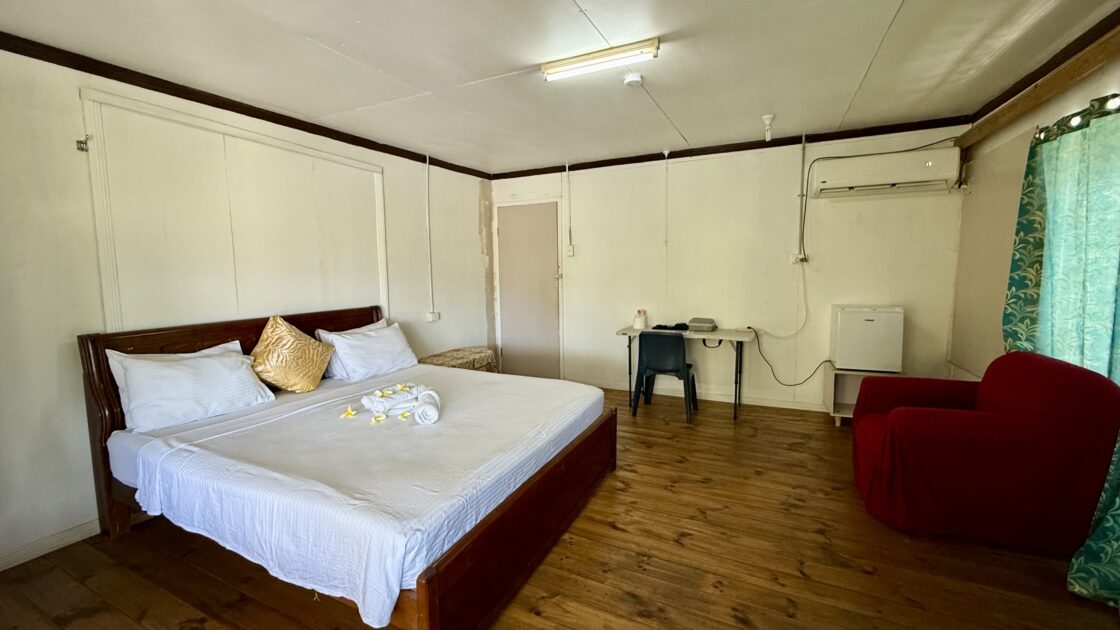 ツバルのフィラモナロッジのVIPルーム（ベッド、冷蔵庫、ソファー）