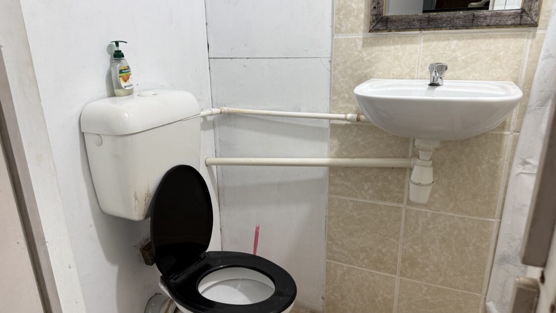 ツバルのフィラモナロッジ客室にあるトイレと洗面台。