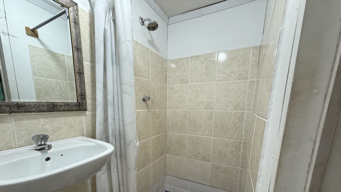 ツバルのフィラモナロッジ客室に備え付けられたシャワールーム。