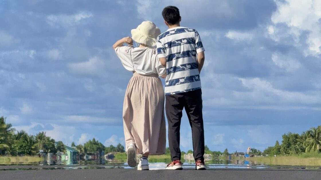 ツバルの青空の下、フナフティ国際空港の滑走路を歩くふふろぐとはるカタルーニャの後ろ姿