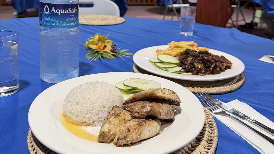 ツバルのフナフティ・ラグーン・ホテルで食べた夜ごはんのフィッシュ、ビーフ、ライス、ポテト