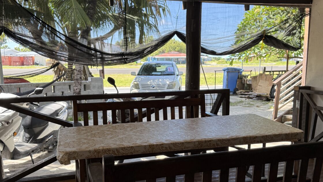 晴天に恵まれたツバルのフィラモナロッジの明るいテラス席。