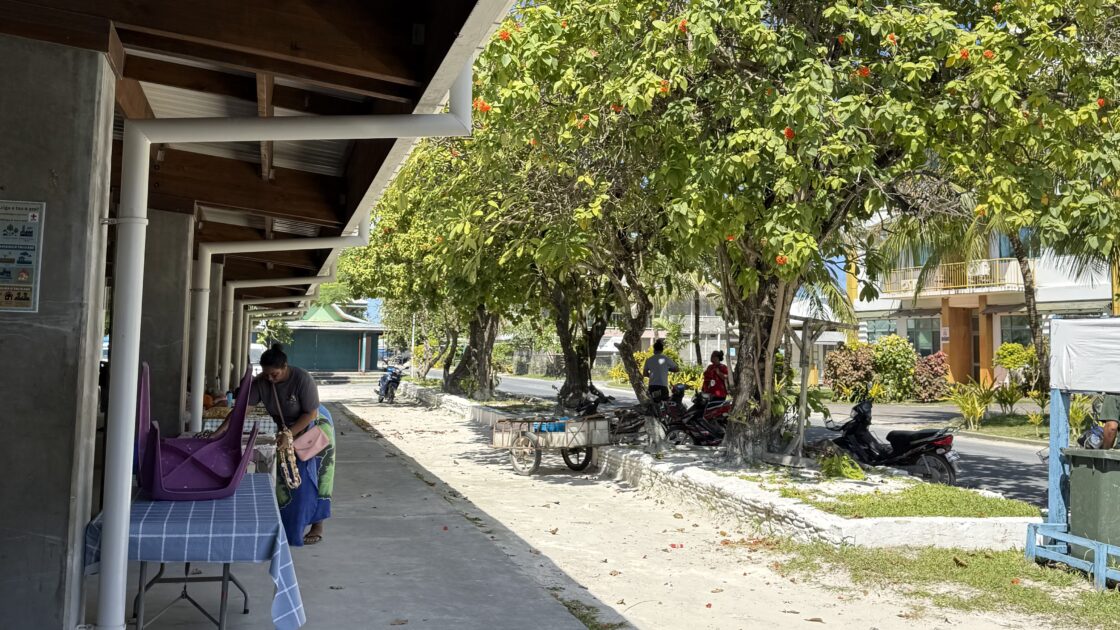 ツバルの空港前でハンドメイドのお土産を売る準備をしている様子