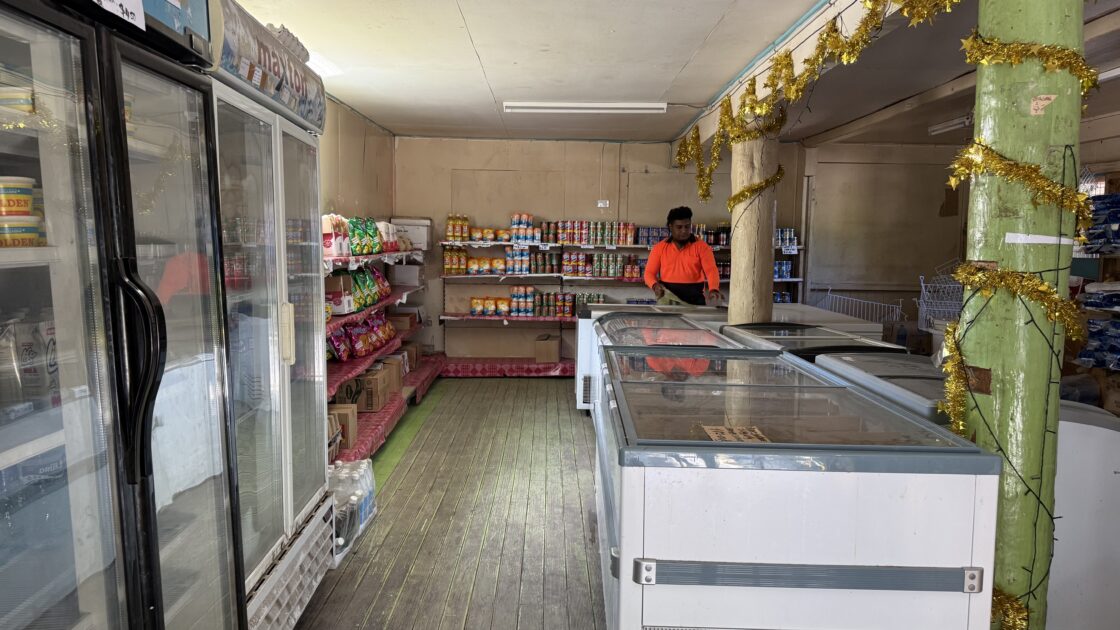 商品がずらりと並ぶツバルのスーパーマーケットの店内と店員。