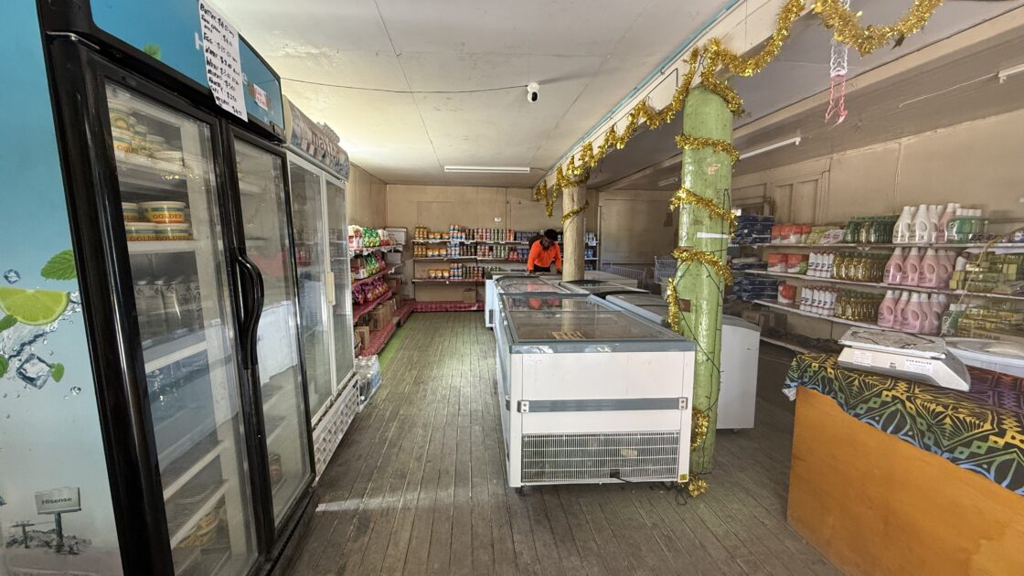 冷蔵庫や商品が豊富に揃うツバルのスーパーと店員の様子。