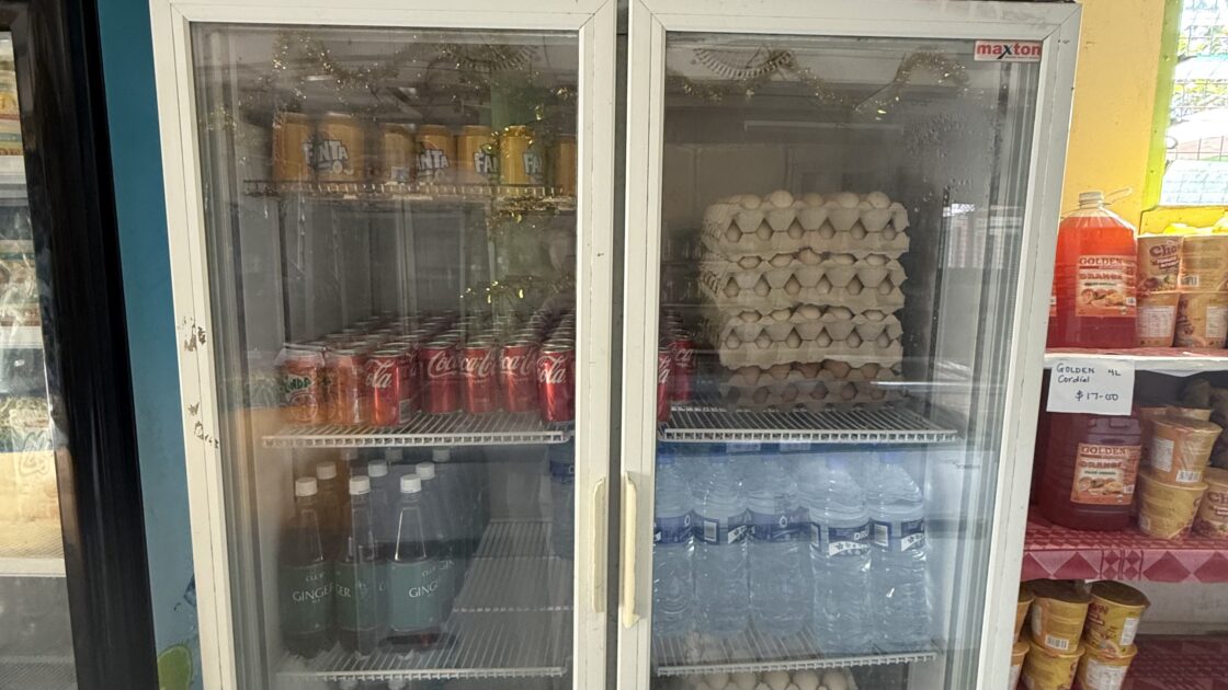 ツバルのスーパーの冷蔵庫に並ぶ卵のパックやコーラなどのソフトドリンク。