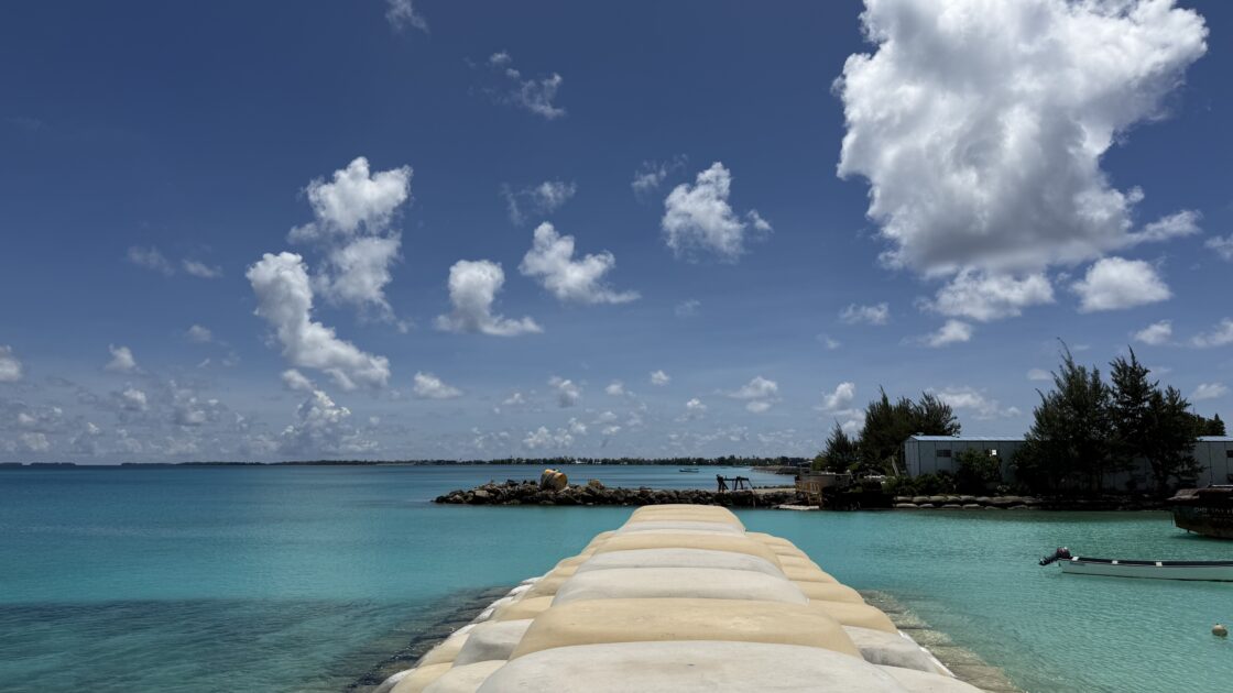 ツバルの美しい海と、ポートへと続く砂袋で作られた道。