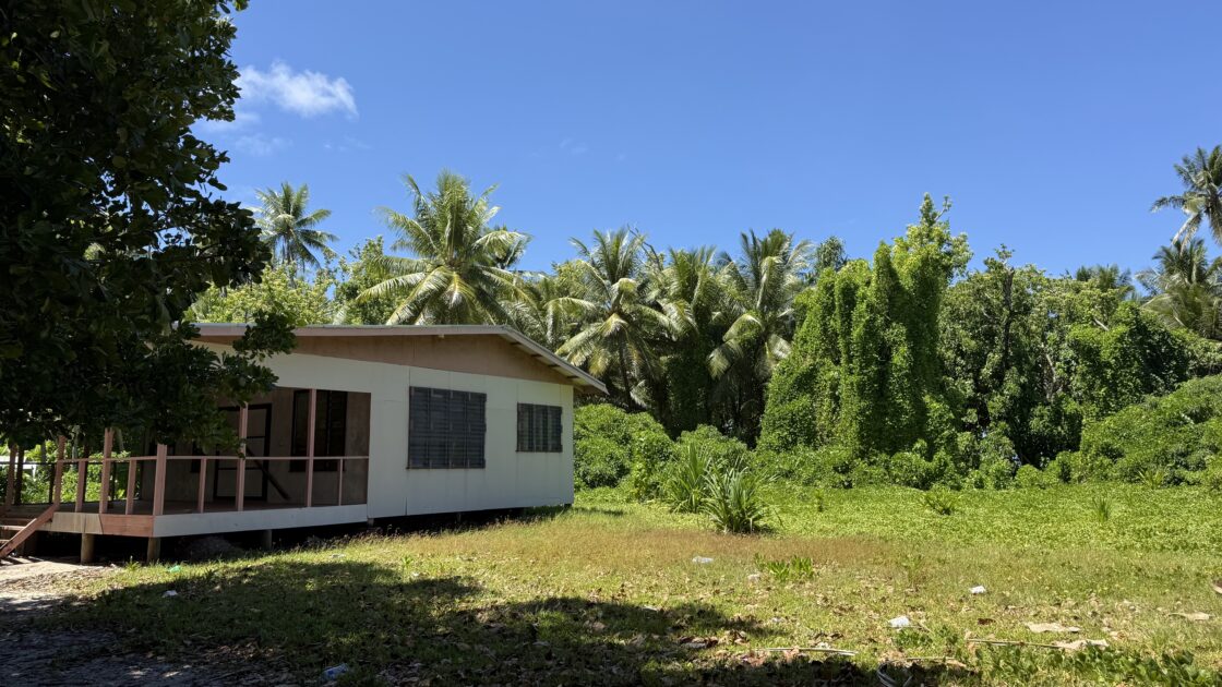ツバルのボートツアーで訪れたフナンゴンゴ島（Funangongo）の自然と廃墟
