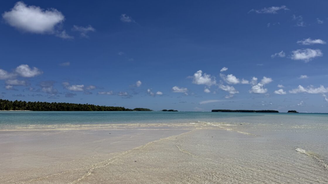 海抜の低さにより波打ち際が沈みかけている、ツバル・フナファラ島の真っ白なビーチ。