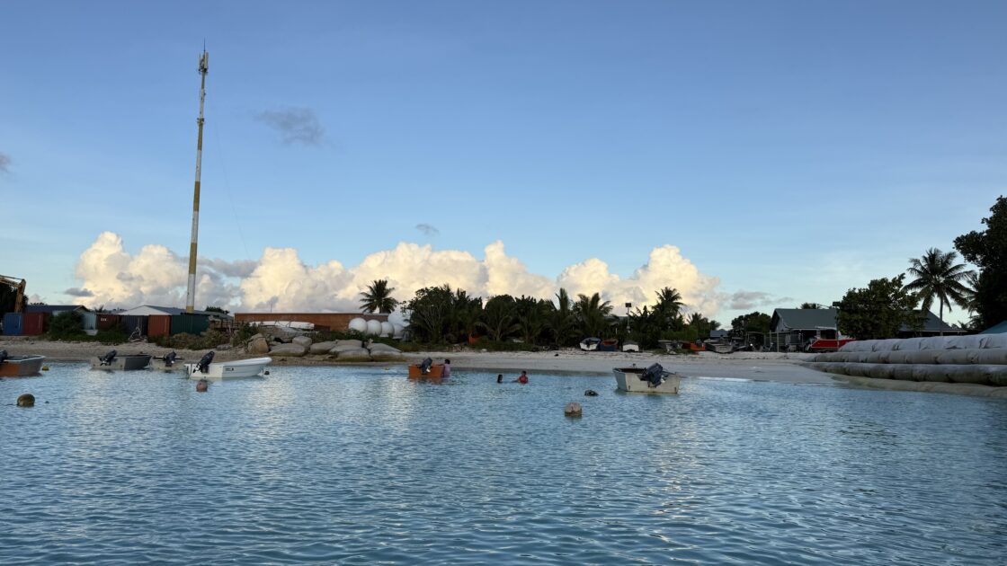 ボートツアーから帰ってきたツバルのポート。青空と海、白い雲が広がっている。