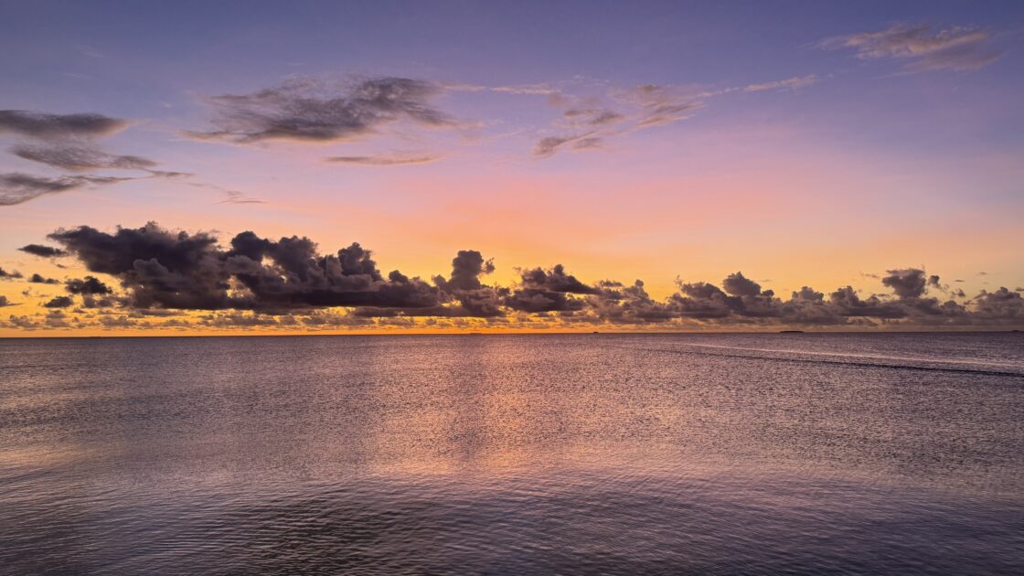 ボートツアーを終えて帰ってきたツバルの港の美しい夕焼けと海