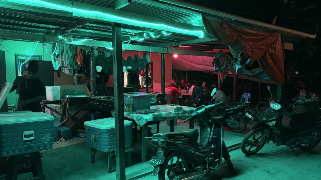 ツバルのローカルなお店にある、緑色の照明で照らされたイートインスペース。