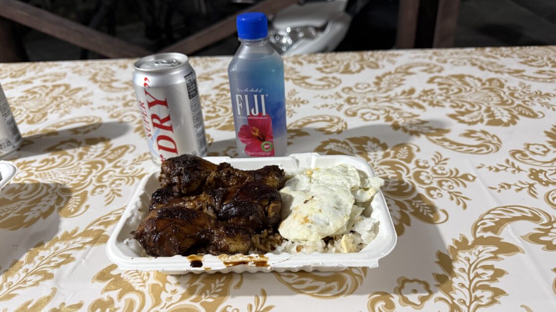 ツバルのフィラモナロッジのテラス席で食べるチキンBBQと目玉焼きライスのテイクアウト