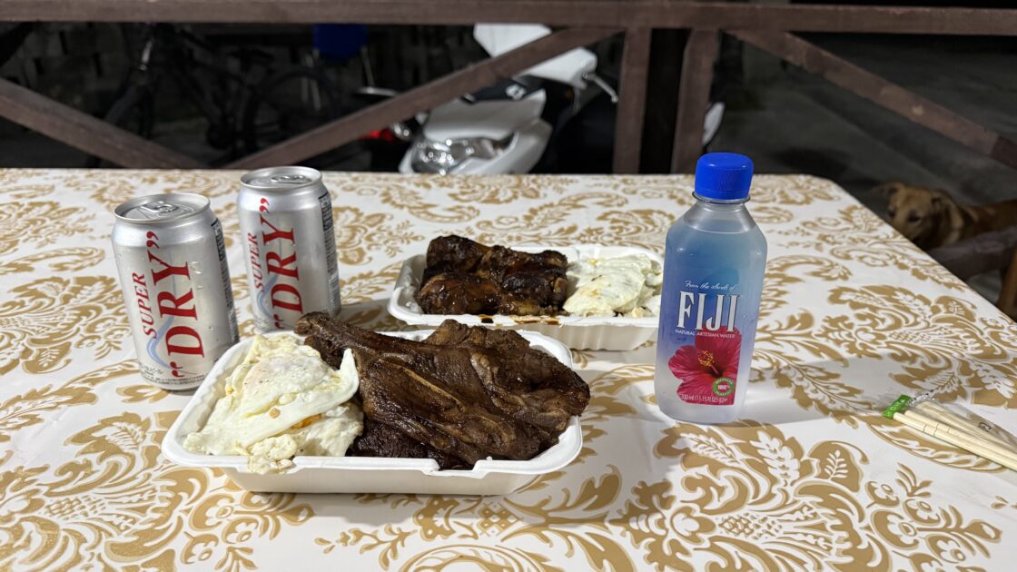 ツバルのBBQショップで購入したラム肉とチキンのお弁当を、フィラモナロッジで食べる前に撮影した写真。