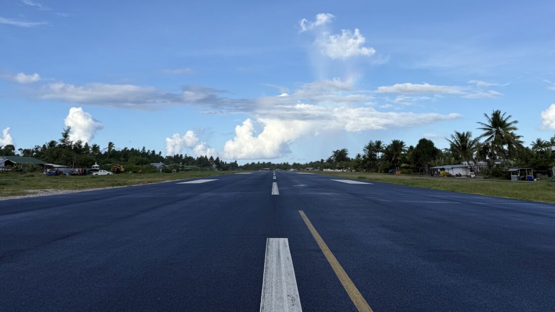 ツバルの青空と雲の下に真っ直ぐ伸びる朝の滑走路。