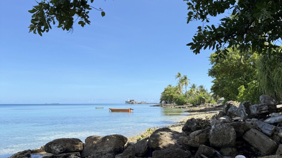 ツバルの北端へ向かう途中に立ち寄った、快晴の空と自然豊かな海、そして1隻の船。