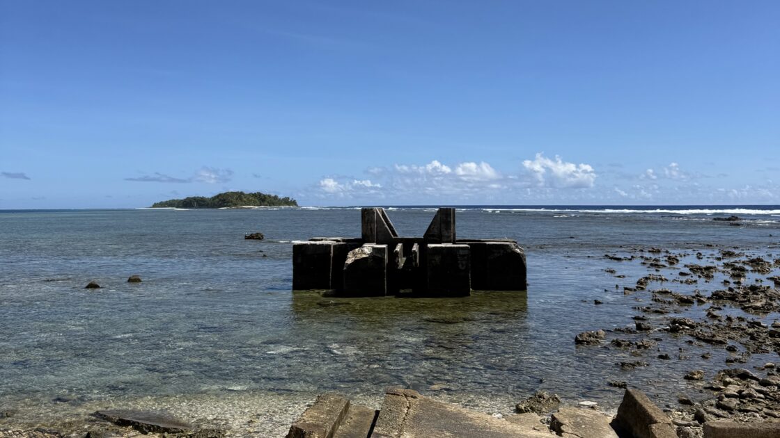 青空の下に残る、ツバルの第二次世界大戦の戦車止め「ドラゴンの牙」