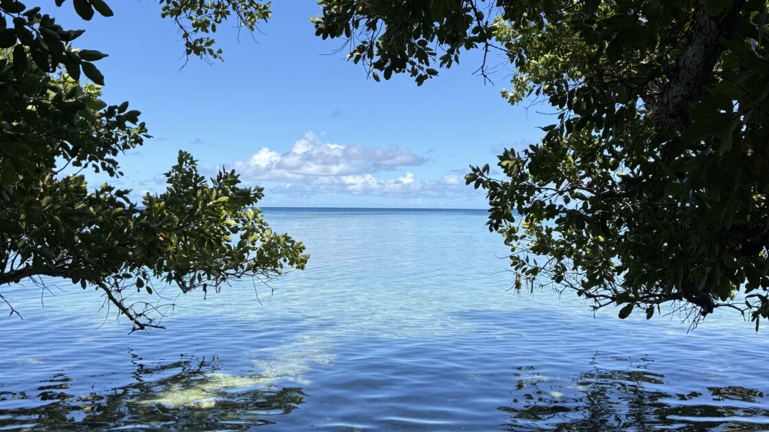 ツバル北端から広がる、透き通った青い海と空、少しの雲。