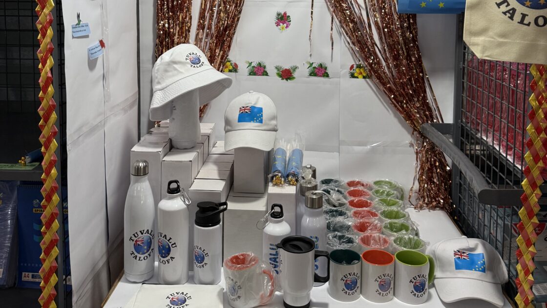 ツバルのポストオフィスの裏側で販売されているハットや水筒、マグカップなどのお土産