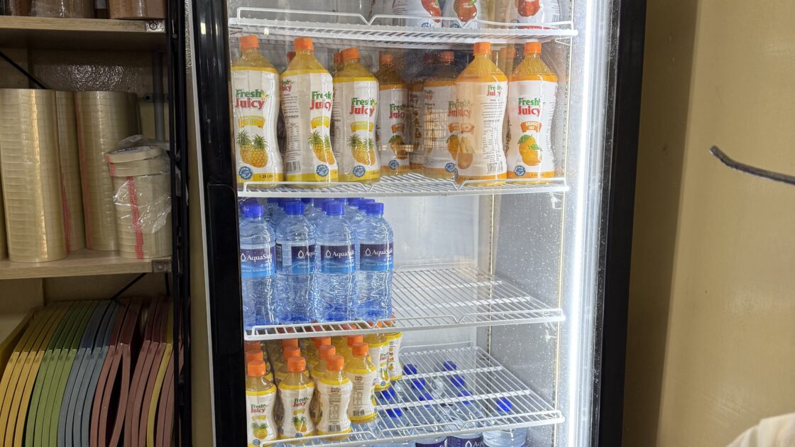 水やパイン・オレンジなどのフルーツジュースが冷やされているツバルのスーパーの冷蔵庫。