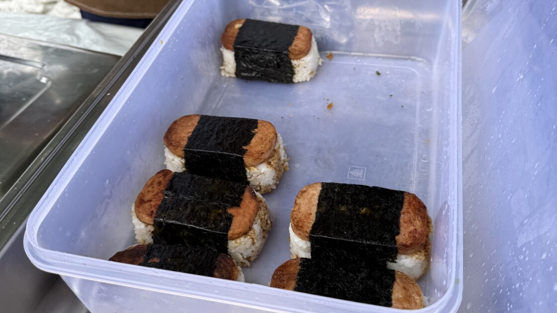 ツバルのローカル店で買ったタッパーにたくさん詰まったスパム結び
