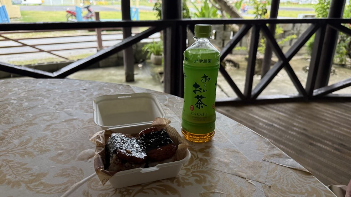 ツバルのフィラモナロッジの風通しの良いテラス席で食べる前のスパムむすび。