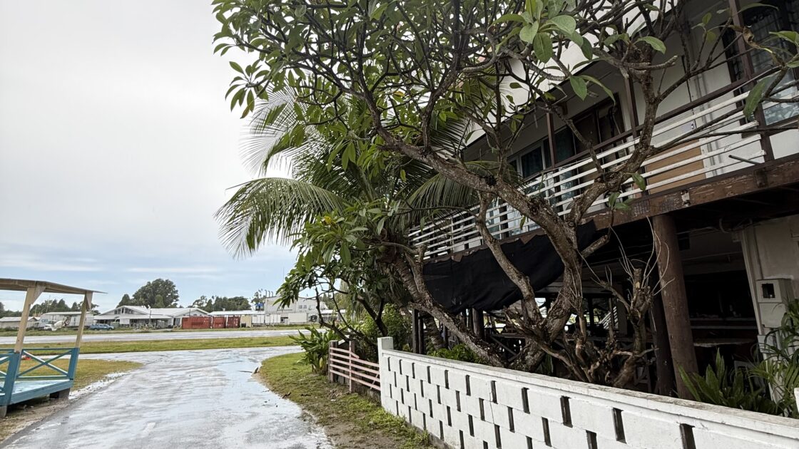 青空の下に建つツバルのホテル「フィラモナロッジ」の外観。