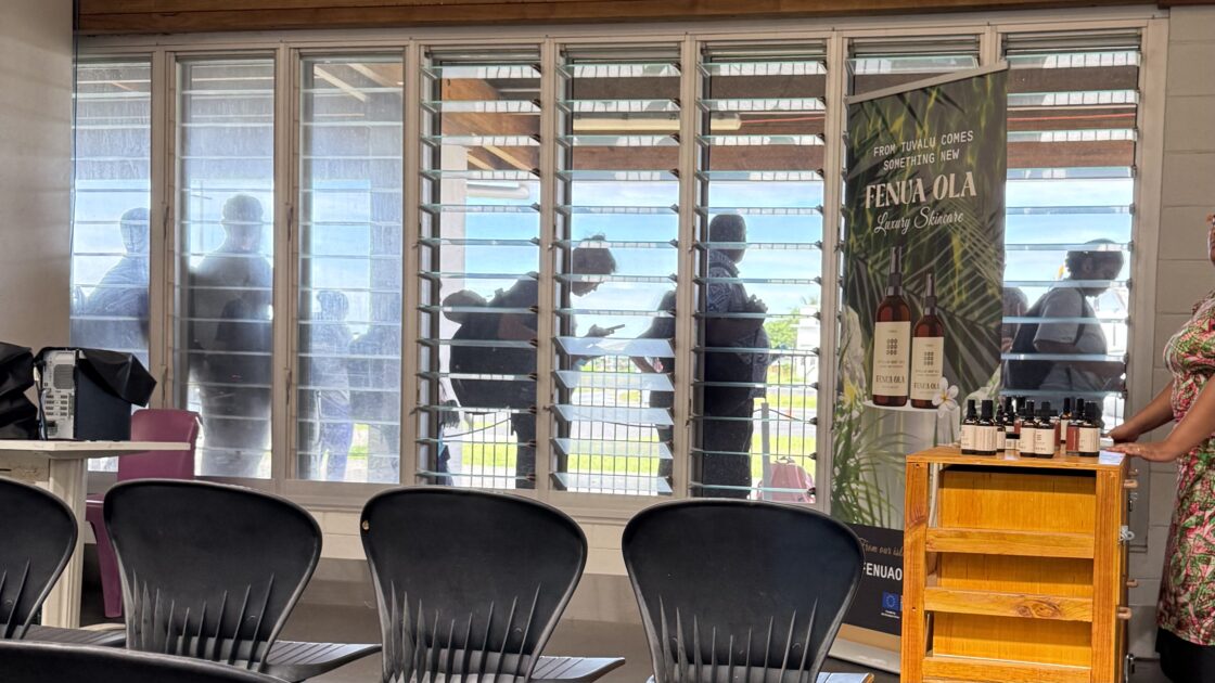 ツバルを出国する際、空港の建物の窓越しに見えるこれから入国してくる人たちの様子