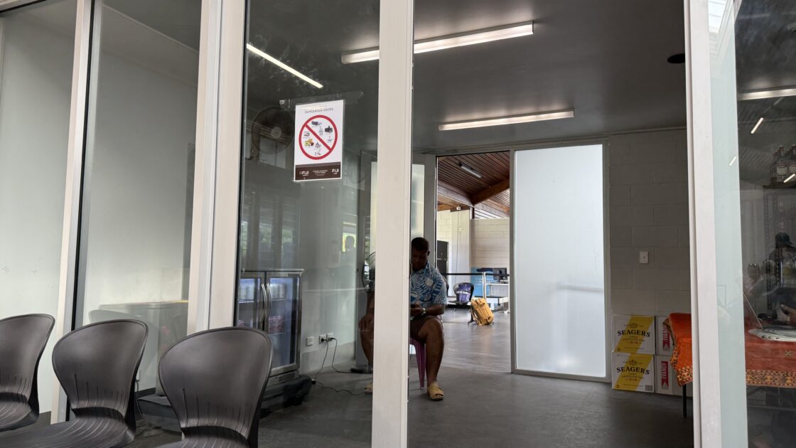 ツバルの空港の出国待合室から見える小さな免税店と、冷蔵庫に入った少量の飲料水