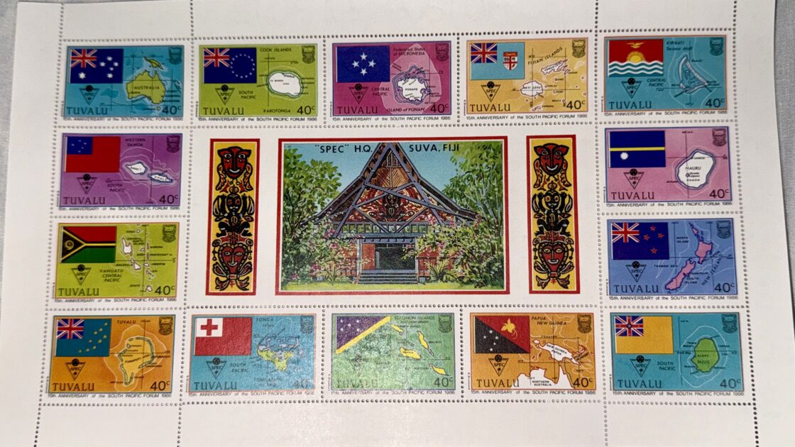ツバルを含むオセアニア・南太平洋14カ国の国旗と国のシルエットが描かれた記念切手セット