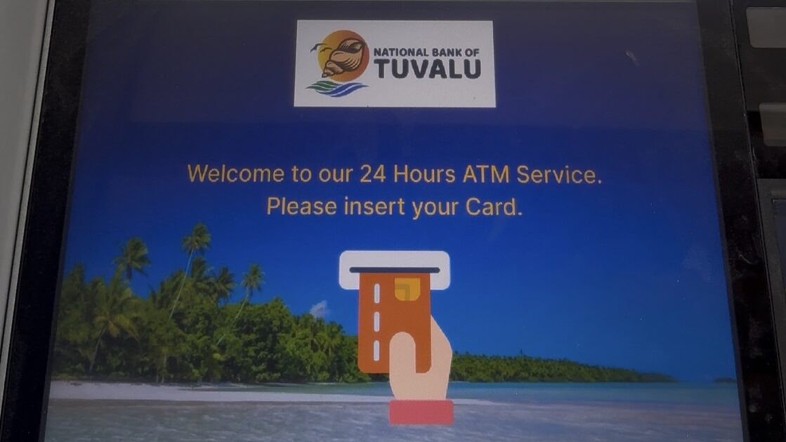 「welcome to our 24 hours atm service .please insert your card」と画面に表示されたツバル国立銀行のATM。