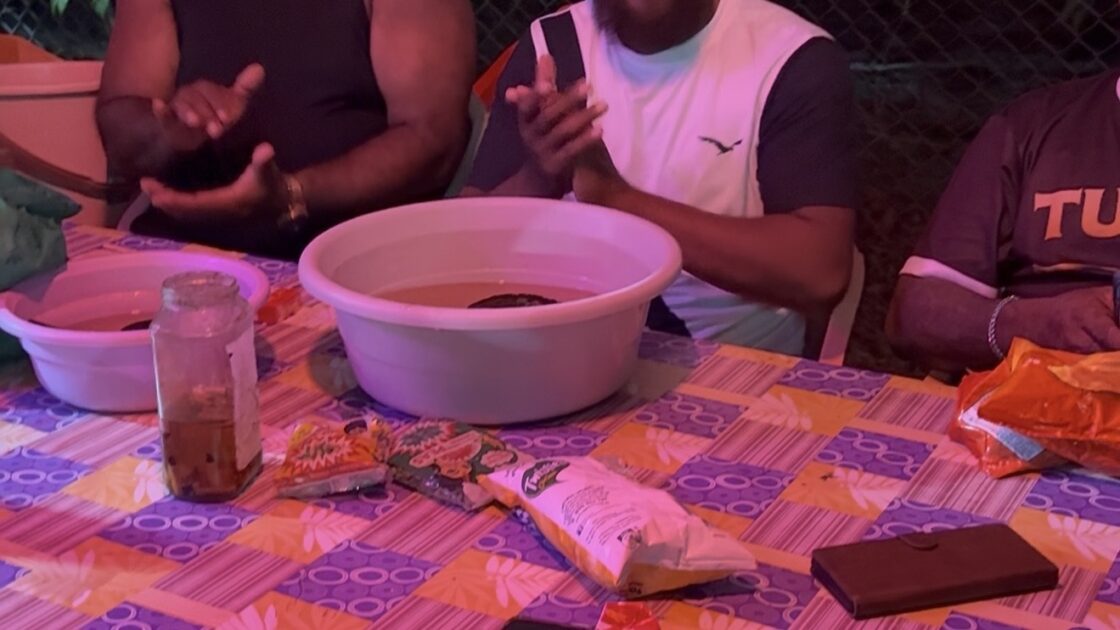 カヴァを飲み干した直後、周囲の参加者が3回拍手（クラップ）をしている様子。