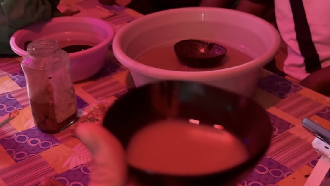 手前にあるココナッツの器に入ったカヴァと、背景にあるカヴァがたっぷり入った大きな木鉢。奥の木鉢の中には別のココナッツの器が浮いている。