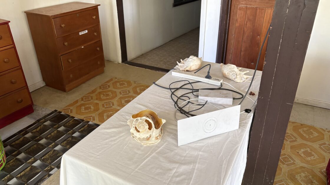 ツバルのフィラモナロッジの机の上に置かれたスターリンク（Starlink）のルーター機器とコード類