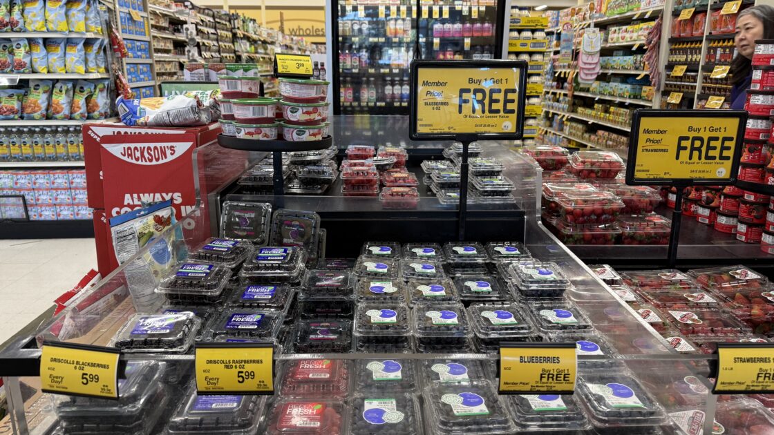 Safewayのベリー類売り場、いちごやブルーベリーの陳列