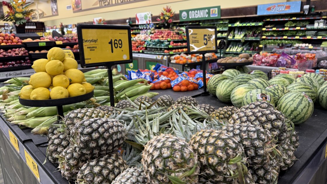 Safewayのパイナップル・スイカ・とうもろこし・レモンの陳列