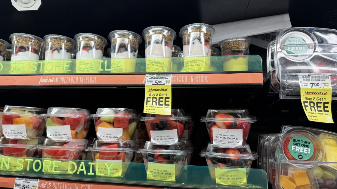Safewayのグラブ&ゴーコーナー、フルーツカップやヨーグルトパルフェの陳列
