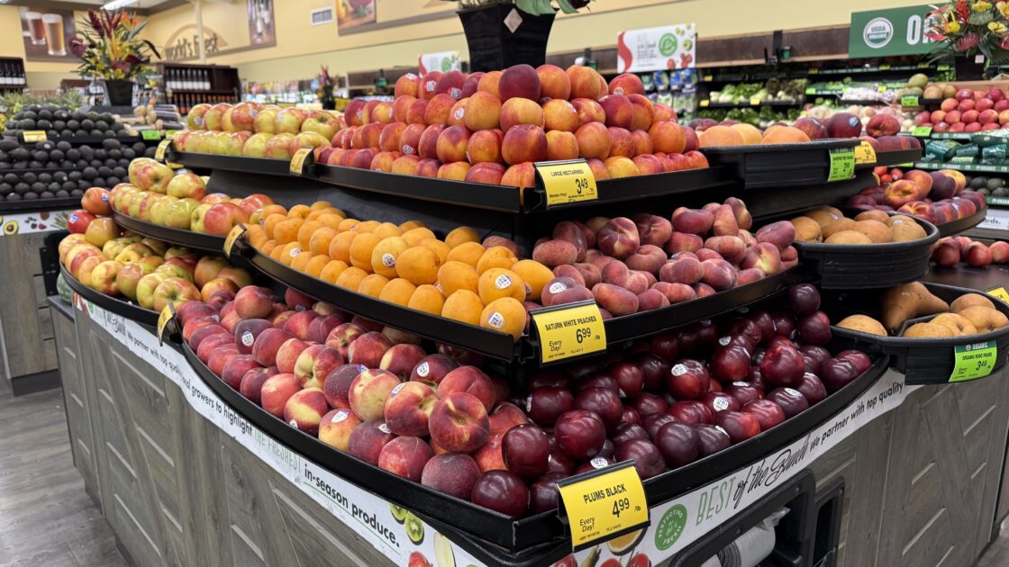 Safewayの桃・ネクタリン・プラムの陳列
