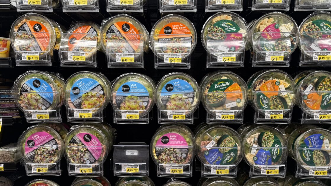 Safewayのチルドサラダボウル売り場