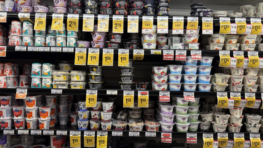 Safewayのヨーグルト売り場、壁一面に並ぶ商品