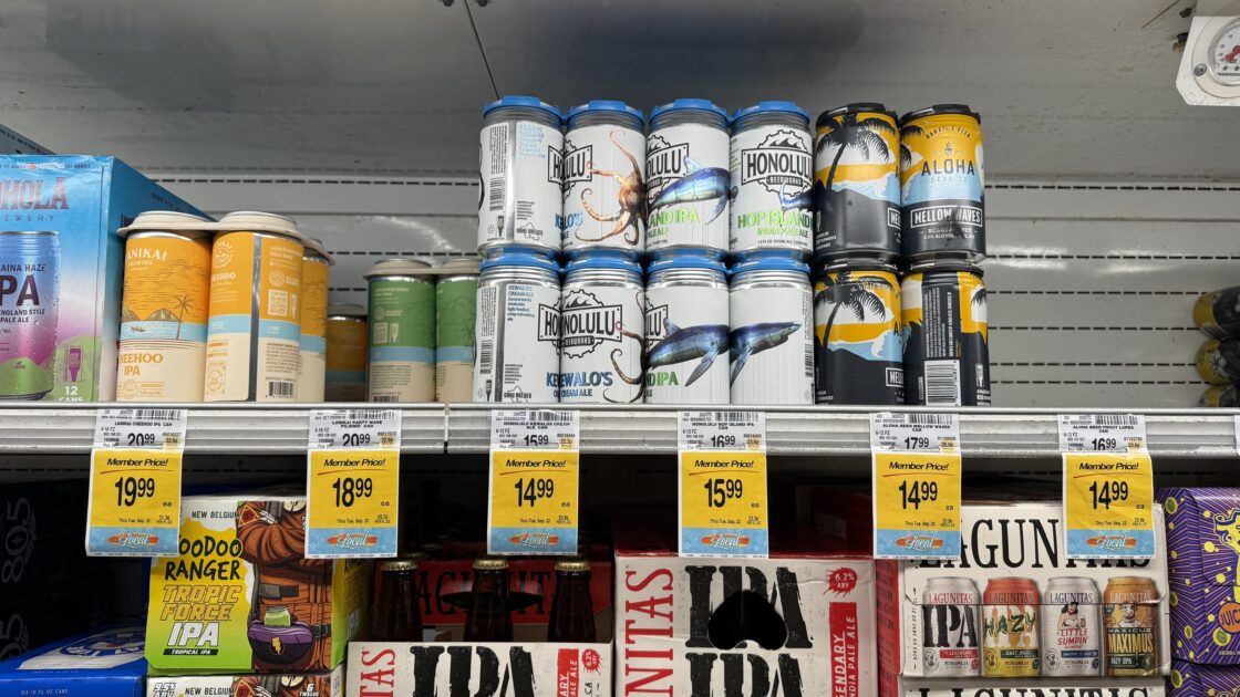 Safewayのビール棚、Sierra NevadaとMaui Brewingの6パックが並ぶ